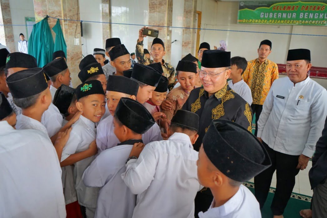 Gubernur Rohidin Disambut Antusias Ratusan Santri saat Pengenalan Sekolah
