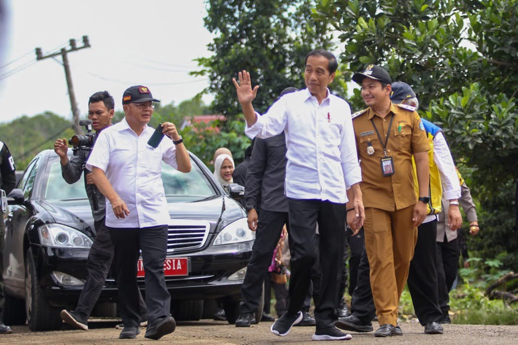 Presiden Jokowi saat memantau kondisi jalan di Bengkulu Utara