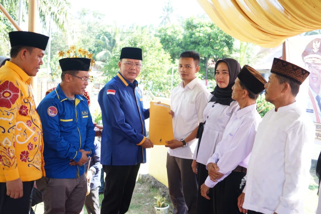 Gubernur Bengkulu Rohidin Mersyah menyerahkan SK GTT/PTT Mukomuko