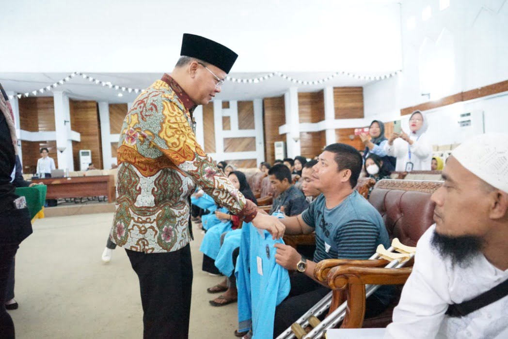 Gubernur Bengkulu bersama salah satu perserta. Rian
