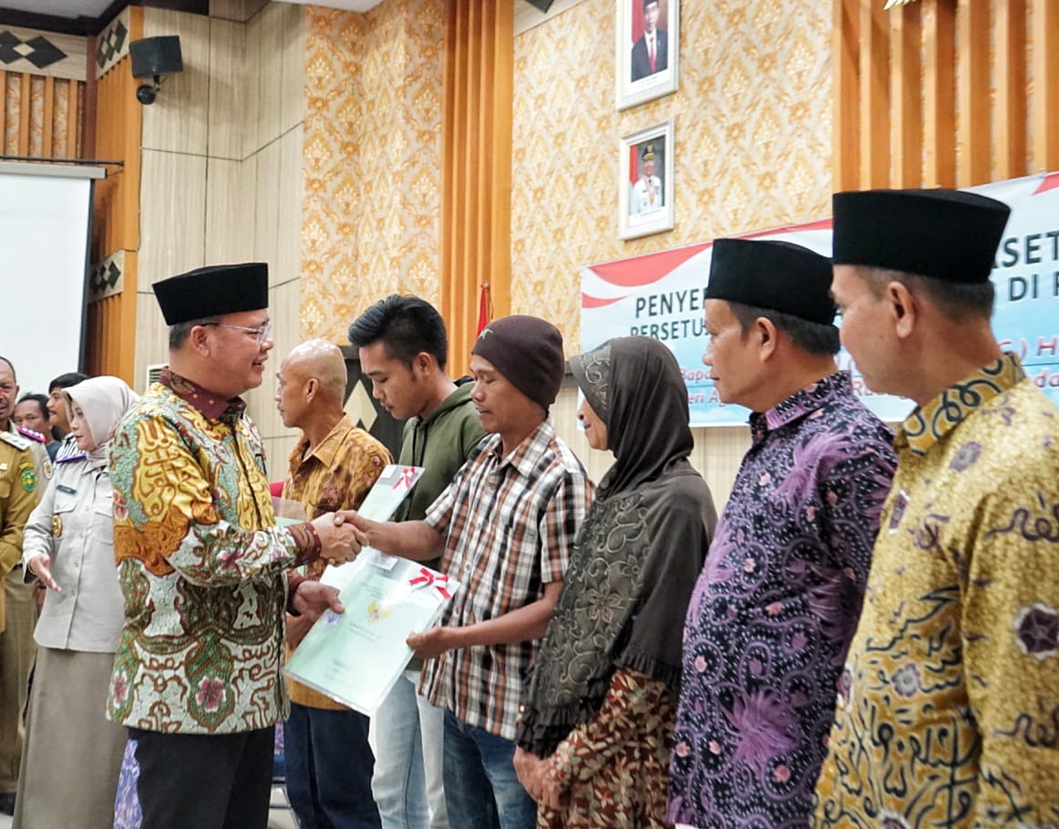 Kementerian ATR/BPN Serahkan Sertifikat Tanah di Bengkulu.
Dimas & Deni