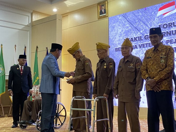 Wakil Gubernur Bengkulu, Rosjansyah bersama veteran.