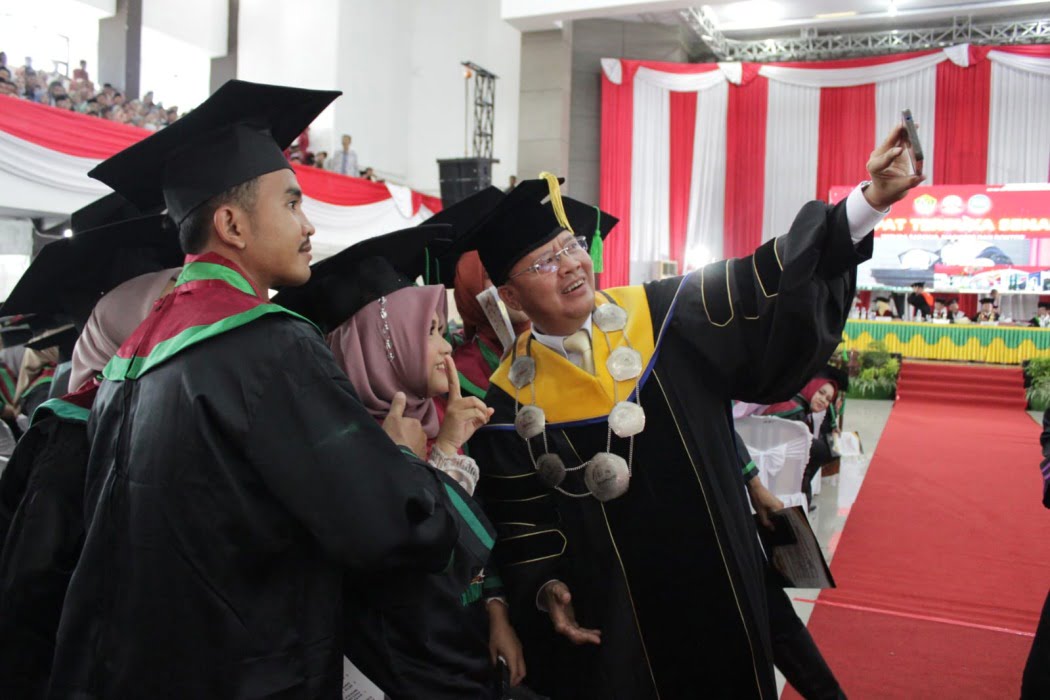 Gubernur Rohidin pada Rapat Senat Terbuka Wisuda Sarjana, Magister dan Doktor Angkatan V Tahun 2023 UINFAS Bengkulu, Rabu (09/08). Rian