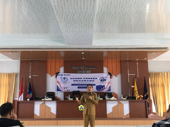 Wawali saat menjadi pembicara di Fakultas Ekonomi Unib. Foto, Indah/BN