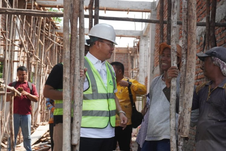 Gubernur Benkulu saat mengecek pembangunan Graha Insan Cita, Kamis (24/08/2023). Fredy-Rian/MC