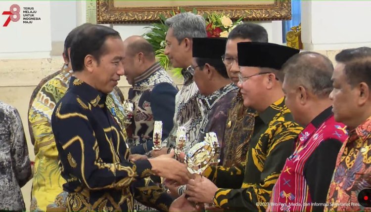 Gubernur Bengkulu Rohidin Mersyah bersama Presiden Jokowi. MC