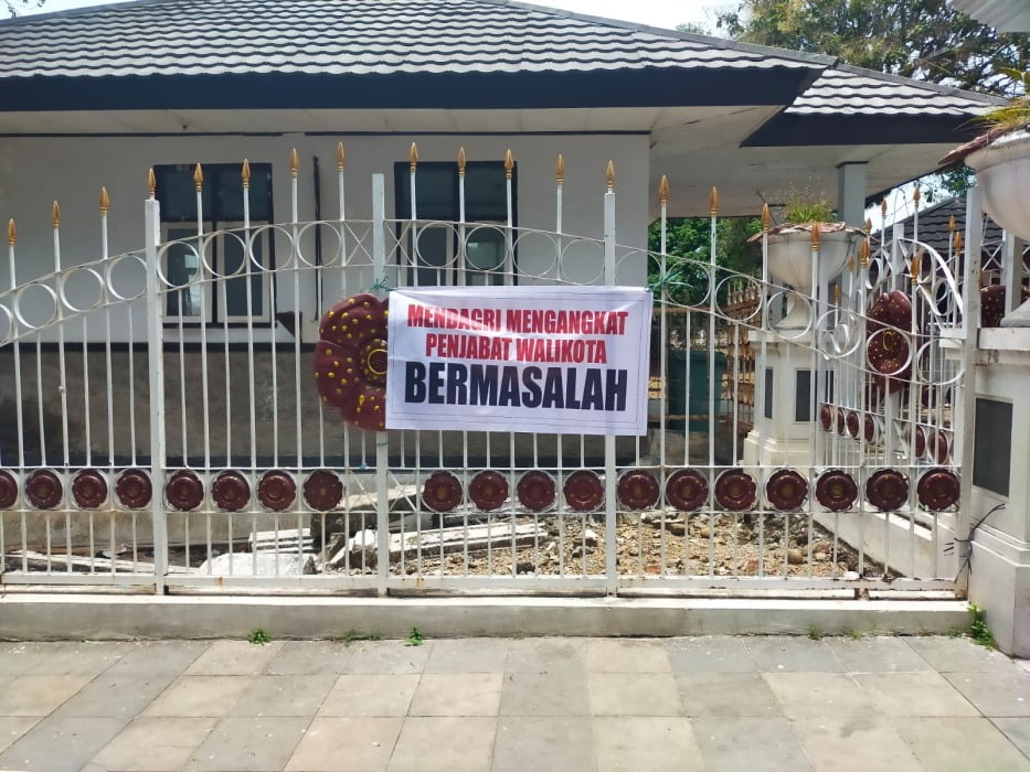 Spanduk Protes Hiasi Lokasi Pelantikan Pj Walikota Bengkulu Arif Gunadi