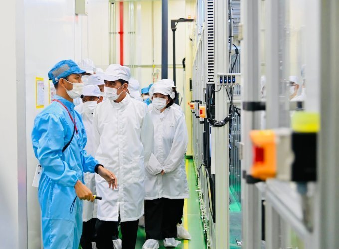 Presiden Joko Widodo meninjau langsung pabrik baterai mobil listrik PT Hyundai LG Industry (HLI) Green Power di Kabupaten Karawang