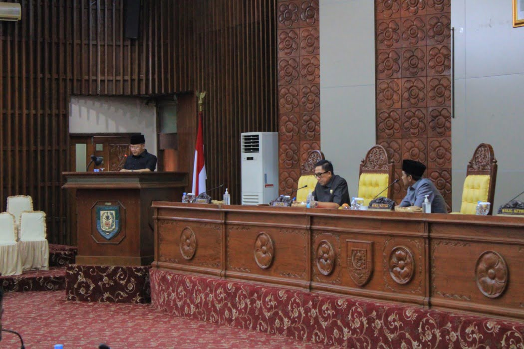 Rohidin Sampaikan Penjelasan atas Raperda Penanaman Modal dan Perizinan Berusaha