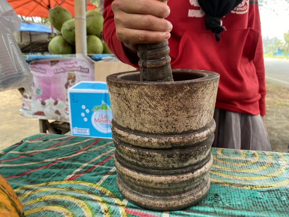 Lumpang Alu: Tumbukan Kayu Tradisional yang Sering Dijumpai di Pedagang Rujak