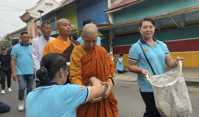 Tradisi Pindapatta pada Anggota Sangha di Vihara Buddhayana Bengkulu