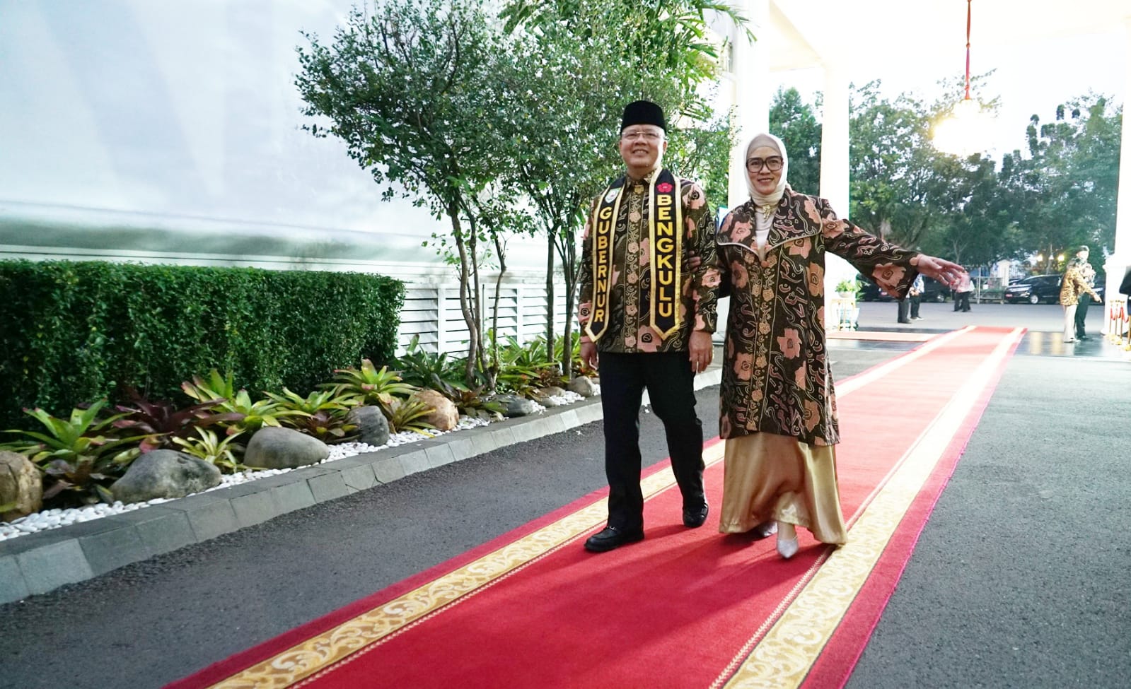 Gubernur Bengkulu Pakai Besurek Jahitan Lokal, Tampil di Istana