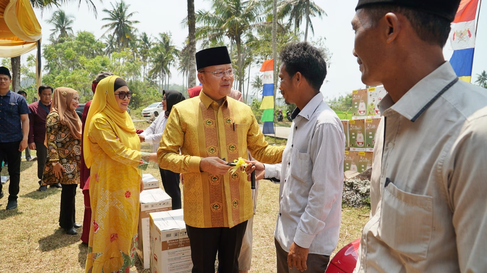 Gubernur Rohidin Serahkan Bantuan Alsintan di Kabupaten Kaur