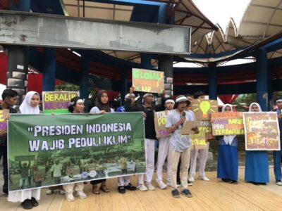 Aksi Kreatif Power Up Minta Capres Tidak Terima Dana dari Tambang