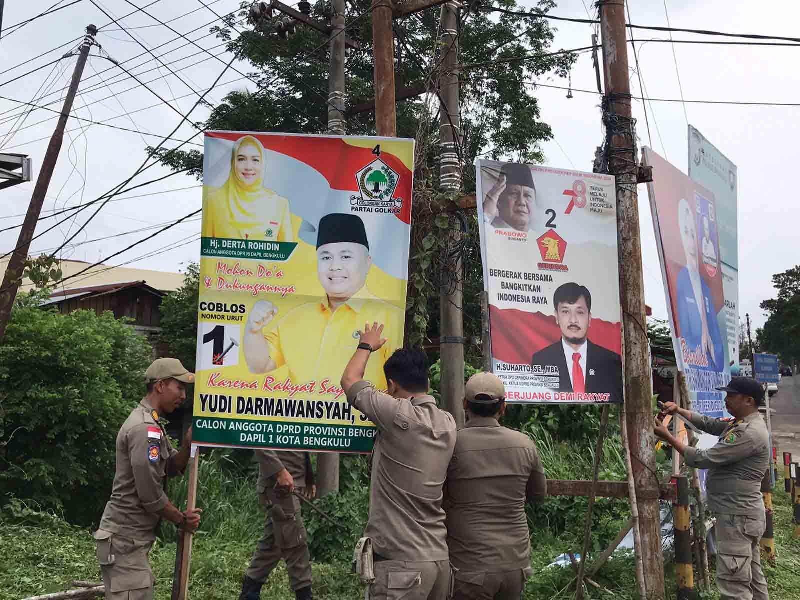 Penertiban alat peraga kampanye di Kota Bengkulu. Foto, Indah/BN