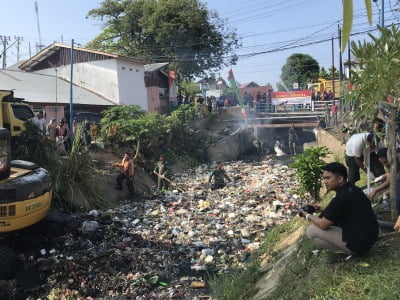 TNI Bersihkan Aliran Sungai di Tengah Kota Bengkulu