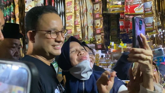 Warga Bengkulu Berburu Selfie Bersama Anies Ketika Kunjungan ke Pasar Minggu