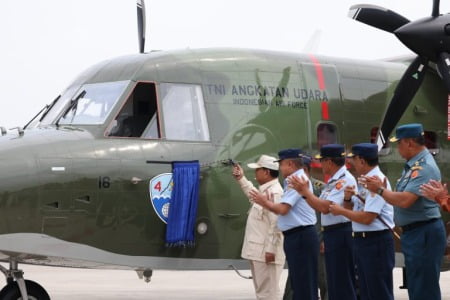 Menhan Serahkan Lima Unit Pesawat NC212i