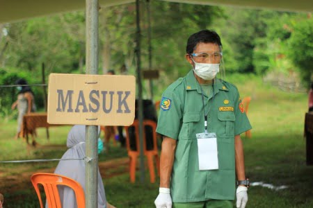 Anggota linmas saat menjaga TPS. Dok.BN