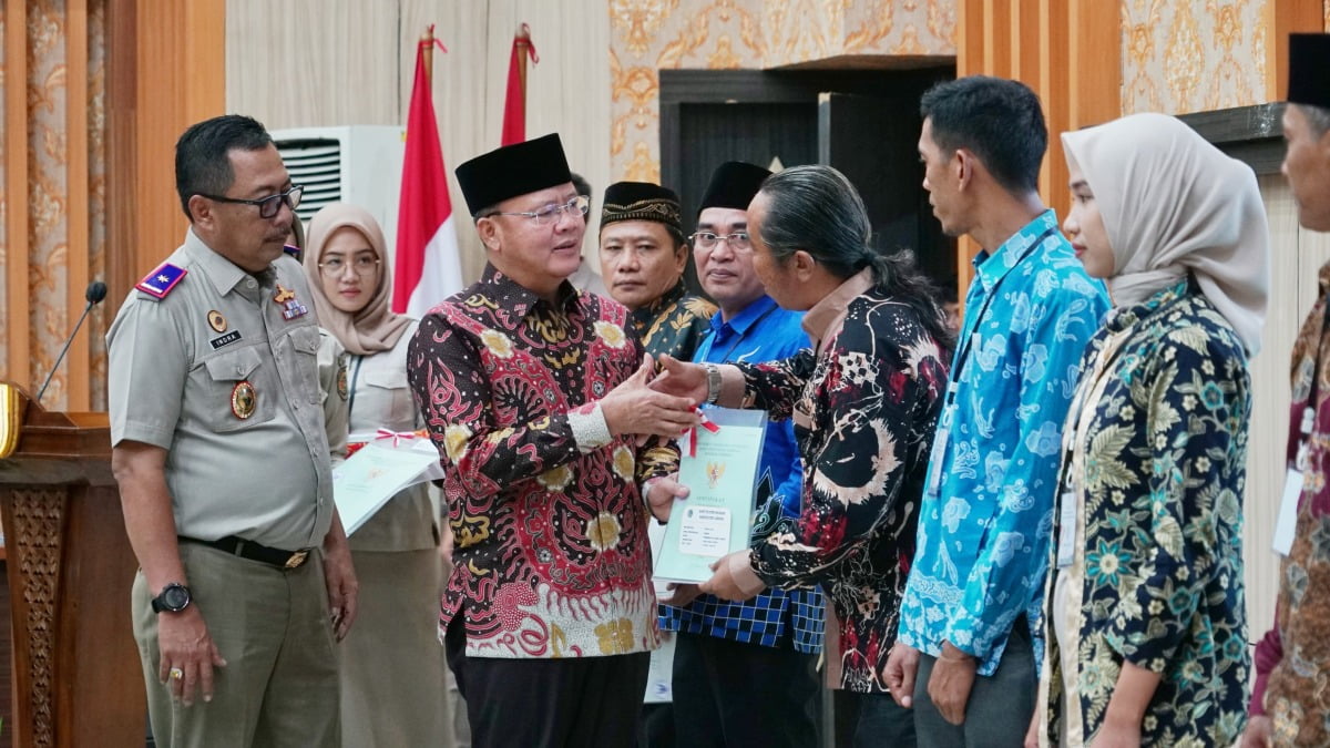 Gubernur Rohidin Bagikan 200 Sertipikat Tanah PTSL
