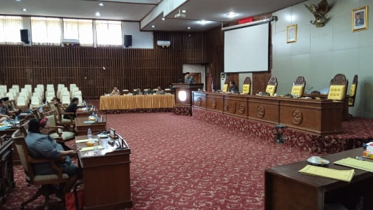 Jawaban Gubernur Terhadap Pandangan Fraksi atas Raperda Penanaman Modal dan Perizinan Berusaha