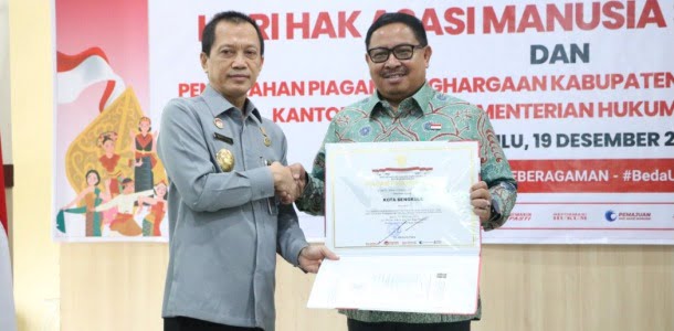 Kakanwil Kemenkumham Bengkulu Berikan Penghargaan Daerah Peduli HAM