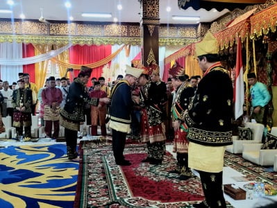 Gubernur Rohidin Terima Anugerah Kehormatan Lembaga Adat Melayu Jambi