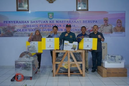 Belasan UMKM Bengkulu Terima Bantuan Peralatan Usaha dari Gubernur