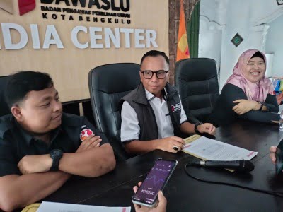 KETUA DAN ANGGOTA BAWASLU KOTA BENGKULU

FOTO/BN