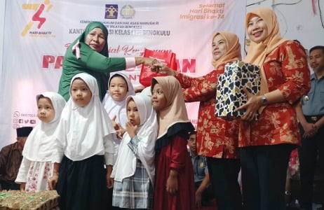 Ketua Dharma Wanita Kantor Imigrasi Bengkulu Santuni Anak Panti Asuhan Bumi Nusantara