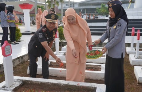 Hari Bhakti Imigrasi ke-74, Kanwil Kemenkumham Bengkulu Tabur Bunga di Makam Pahlawan