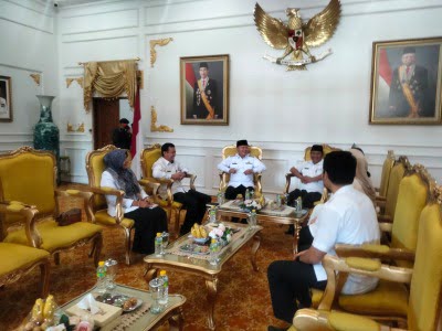 GUBERNUR BENGKULU BESERTA KADISPORA IKA JONI IKHWAN

FOTO/BN