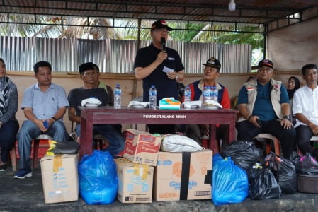 Gubernur Rohidin Serahkan Bantuan Korban Kebakaran di Desa Talang Arah