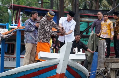 Gubernur saat syukuran pembuatan kapal. MC