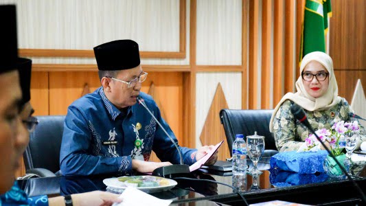 Sekda Isnan Fajri saat rapat dengan perwakilan Kementerian PMK. MC