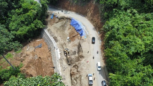 Jelang Arus Mudik Pemasangan Bronjong dan Pengaspalan Jalan Liku Sembilan Dikebut