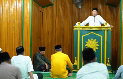 Gubernur Rohidin Salat Tarawih Perdana di Masjid Muhammadiyah Soeprapto