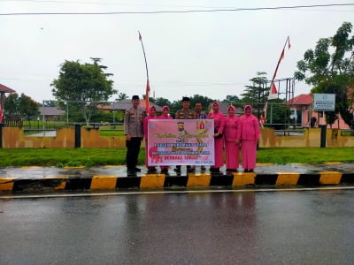 Polsek Mukomuko Utara Bersama Bhayangkari Berbagi Takjil di Bulan Ramadhan