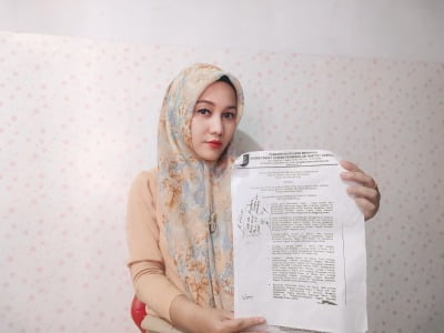 HONORER DPRD PROVINSI BENGKULU YANG MEMEGANG SURAT DISPOSISI DARI GUBERNUR BENGKULU

FOTO/BN