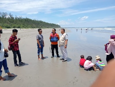 Pengunjung Diam-diam Mandi Pantai, Tim Patroli Repot