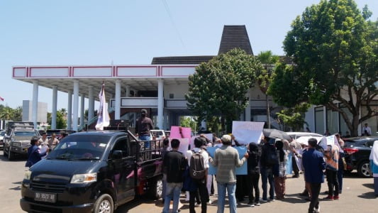 DEMO ALIANSI PEDULI BUMI RAFFLESIA DI GEDUNG DPRD PROVINSI BENGKULU