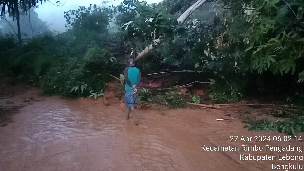 Longsor Susulan Kembali Terjang Jalur Lintas Rejang Lebong 