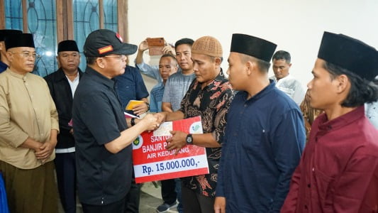Keluarga Korban Tenggelam di Sungai Kedurang Diberikan Bantuan Uang
