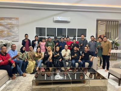Sejumlah jurnalis saat konferensi di kediaman Meriani