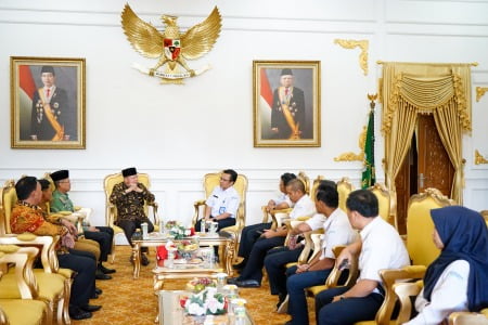 Gubernur Rohidin Mersyah menerima audiensi Deputi Geofisika BMKG Hanif Anfi Nugraha di Balai Raya Semaràk Bengķulu, Selasa (23/4/2024).