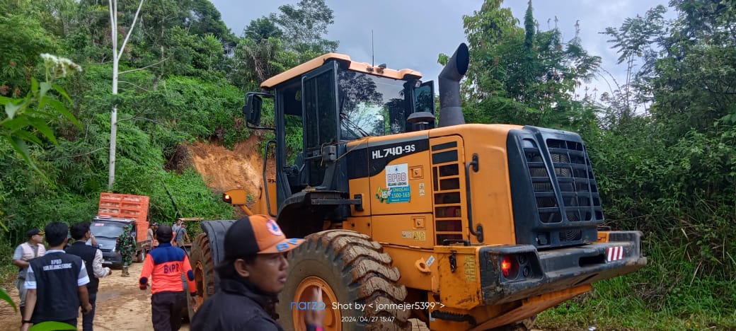 Bersihkan Material Longsor, Alat Berat Tetap di Lebong Selama Dua Minggu