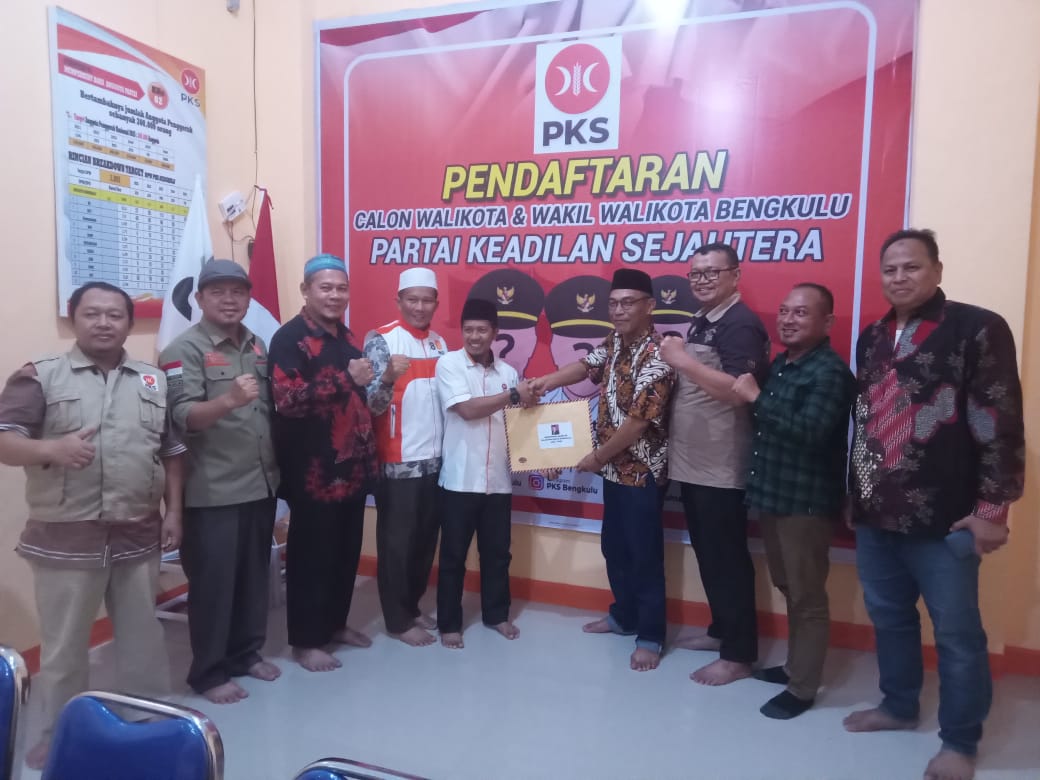 M Saleh Serahkan Formulir Pendaftaran Pilwakot ke PKS