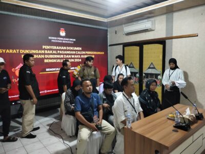 PENYERAHAN BERKAS PASANGAN CALON PERORANGAN GUBERNUR DAN WAKIL GUBERNUR PILKADA TAHUN 2024

FOTO/BN