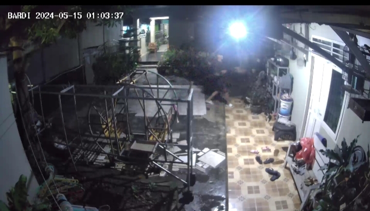Aksi Pencuri Helm di jalan Dempo Terekam CCTV