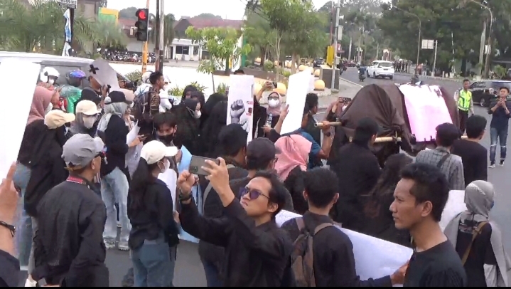 Demo Tolak RUU Penyiaran, Jurnalis Jalan Mundur dan Bawa Keranda Mayat